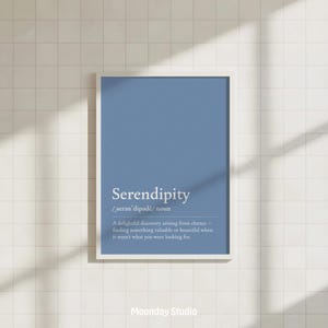 Serendipity Definition Print | Minimalistisk typografisk väggkonst | Inspirerande citatposter | Avkopplande blå sovrumsinredning bild 7