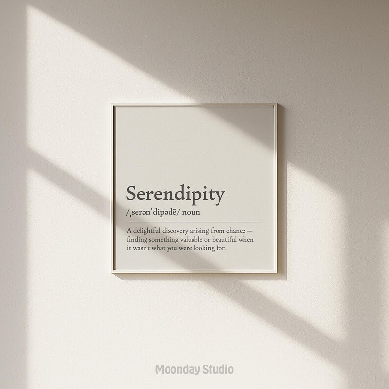 Serendipity Definition Print | Minimalistisk typografisk väggkonst | Inspirerande citatposter | Avkopplande blå sovrumsinredning bild 4