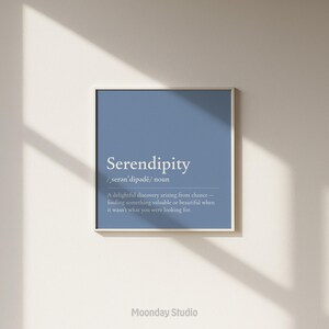 Serendipity Definition Print | Minimalistisk typografisk väggkonst | Inspirerande citatposter | Avkopplande blå sovrumsinredning bild 3