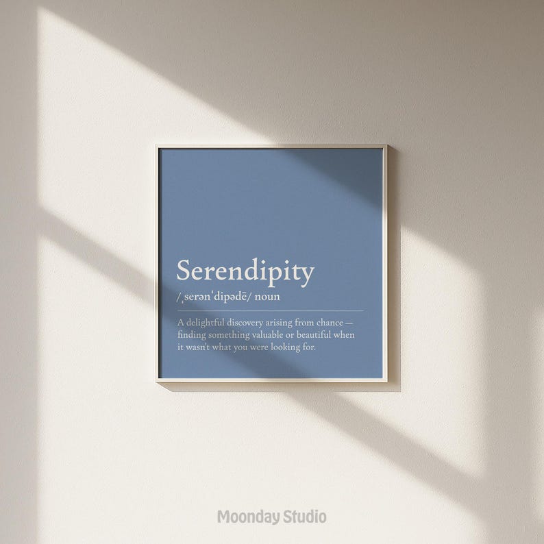 Serendipity Definition Print | Minimalistisk typografisk väggkonst | Inspirerande citatposter | Avkopplande blå sovrumsinredning bild 3