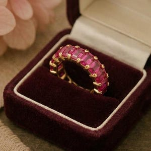 Zarte rote Edelstein Band, 14k Gold Juli Birthstone Ring, minimalistische Vintage-Stil Ehering, dünner Rubin Schmuck