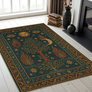 Peut inclure: Tapis rectangulaire avec un fond bleu-vert et un motif mystique détaillé. Le tapis présente un motif d'arbre central, un soleil, un croissant de lune, des étoiles, des flammes et une bordure florale. La palette de couleurs comprend le bleu-vert, le marron, l'or et l'orange.