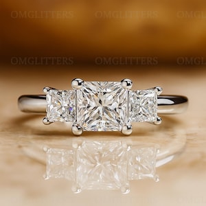 Tre stenar prinsesslipad moissanit förlovningsring bröllopsdagsring massivt vitguld trilogi 3 stenar diamantring