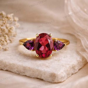 Oval Blut Rubin Ring mit Birne Amethyst Akzenten, Gold Drei-Stein-Ring Vintage-Stil Verlobung Versprechen Ring für Sie