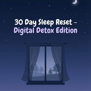 Könnte beinhalten: Illustration eines Nachthimmels mit Sternen und einem Halbmond. Ein Fenster mit transparenten Vorhängen befindet sich in der Mitte. Der Text lautet "30 Day Sleep Reset - Digital Detox Edition" über dem Fenster. Das Logo "FixwellStudio" befindet sich unten.