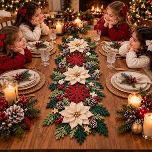 Puede incluir: Un camino de mesa navideño largo y rectangular con flores de pascua de color crema tejidas a ganchillo, motivos de copos de nieve rojos, ramas de pino verdes, piñas pequeñas y bayas blancas dispuestas en un patrón festivo decorativo.