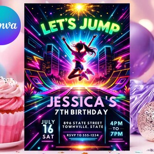 Puede incluir: Una invitación vibrante con el texto "LET'S JUMP" y "JESSICA'S 7TH BIRTHDAY". El diseño presenta una figura saltando, un horizonte urbano de neón y detalles del evento. La combinación de colores incluye rosa, azul y morado.