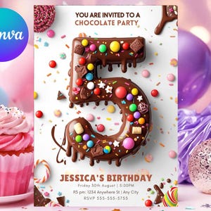 Puede incluir: Una invitación de cumpleaños con un número 5 cubierto de chocolate decorado con caramelos de colores. La invitación incluye el texto "YOU ARE INVITED TO A CHOCOLATE PARTY" y "JESSICA'S BIRTHDAY". El fondo presenta una magdalena, globos y decoraciones de fiesta.