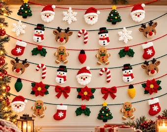 Puede incluir: Una guirnalda navideña de varios niveles con diversos adornos de ganchillo que incluyen caras de Papá Noel, renos, muñecos de nieve, hombres de jengibre, copos de nieve, bastones de caramelo, flores de pascua, calcetines, lazos y bombillas en hilo rojo y verde.