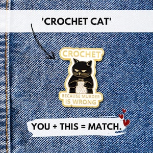 Pode incluir: Um alfinete dourado com um gato preto a fazer crochet, com a palavra "CROCHET" em cima e "BECAUSE MURDER IS WRONG" em baixo. O alfinete está sobre um fundo de ganga, com o texto "YOU + THIS = MATCH."