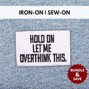 Espera, déjame pensar demasiado en esto / Parche bordado con mensaje atrevido y cita sarcástica divertida para planchar o coser / Regalo para quienes piensan demasiado