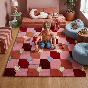 チェック柄スターハンドタフテッドウールラグ｜ピンクとレッドのキュートなエリアラグ、子供部屋、保育園、プレイルームの装飾に最適｜ボヘミアンテイストのかわいいルームラグ