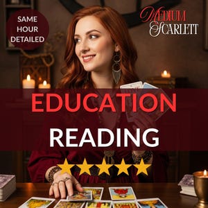 Pode incluir: Uma imagem com uma mulher de cabelo ruivo sorrindo, segurando cartas de tarô. O texto "EDUCATION READING" é exibido em vermelho. A imagem também inclui o texto "SAME HOUR DETAILED" e "Medium Scarlett". Cinco estrelas douradas são mostradas.