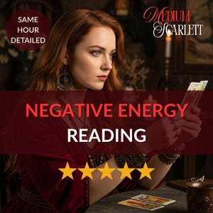 Può includere: Immagine di una donna dai capelli rossi che tiene in mano carte dei tarocchi. Il testo "NEGATIVE ENERGY READING" è sovrapposto, con una valutazione a cinque stelle. Un testo circolare recita "SAME HOUR DETAILED". Tema mistico.