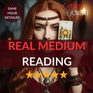 Op de afbeelding: Een vrouw met rood haar houdt een tarotkaart met een zonontwerp vast. De afbeelding bevat de tekst "REAL MEDIUM READING" en "SAME HOUR DETAILED". De afbeelding toont ook de naam "Medium Scarlett" en vijf gouden sterren.