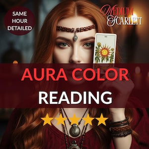 Può includere: Una donna dai capelli rossi tiene in mano una carta dei tarocchi con un disegno di sole. L'immagine include il testo "AURA COLOR READING" e "Medium Scarlett". L'immagine include anche il testo "SAME HOUR DETAILED" e cinque stelle d'oro.