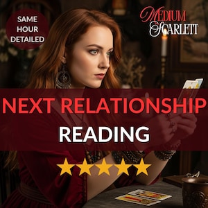 以下が含まれることがあります： 赤い髪の女性がタロットカードを持っている画像。テキストオーバーレイには「NEXT RELATIONSHIP READING」と「MEDIUM SCARLETT」と書かれています。バナーには5つの金の星が表示されています。追加のテキストは「SAME HOUR DETAILED」と書かれています。