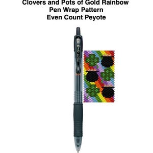 Puede incluir: Un bolígrafo transparente Pilot G-2 07 junto a un colorido patrón de cuentas. El patrón presenta tréboles y ollas de oro, con el texto "Clovers and Pots of Gold Rainbow Pen Wrap Pattern Even Count Peyote".