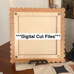 Puede incluir: Un marco de madera con borde festoneado e interior de color claro. El marco tiene el texto "***Digital Cut Files***" en el centro. El marco se muestra sobre una superficie de madera.