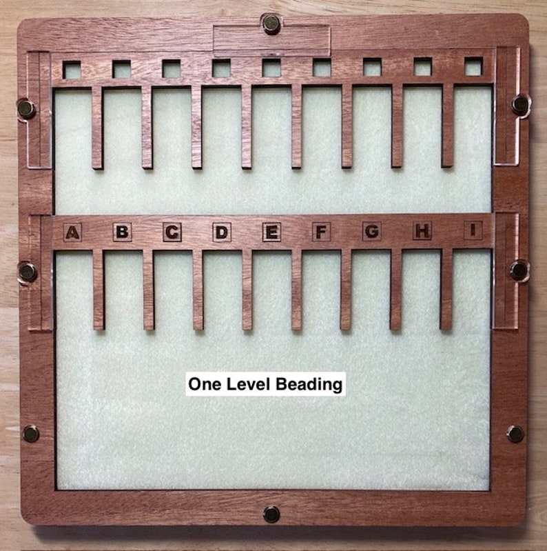 Puede incluir: Un tablero de abalorios de madera con un interior verde claro y un marco marr&oacute;n oscuro. El tablero tiene ranuras y secciones etiquetadas, con el texto "One Level Beading" en la parte inferior. El marco est&aacute; asegurado con herrajes de color lat&oacute;n.