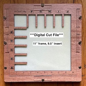 Puede incluir: Un marco de archivo de corte digital de madera con un marco de 28 cm y una inserci&oacute;n de 24 cm. El marco tiene marcas, letras y n&uacute;meros. Se muestra el texto "***Digital Cut File***", junto con el texto "11" frame, 9.5" insert."