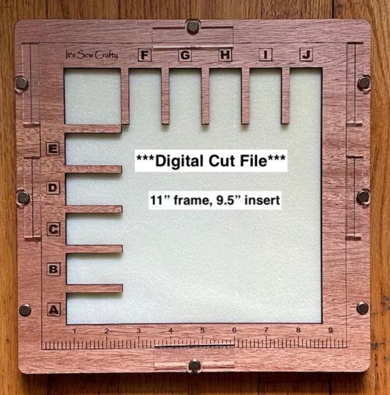Puede incluir: Un marco de archivo de corte digital de madera con un marco de 28 cm y una inserci&oacute;n de 24 cm. El marco tiene marcas, letras y n&uacute;meros. Se muestra el texto "***Digital Cut File***", junto con el texto "11" frame, 9.5" insert."