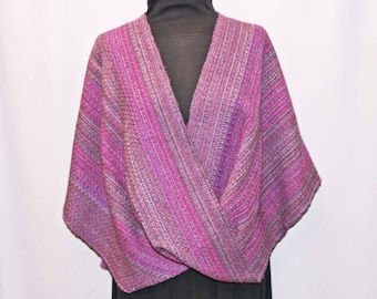 Chal, chal, poncho o estola infinito de lana morada.