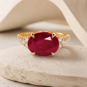Oval Rubin Labrador Edelstein Ring, Lünette Set Rubin Versprechensring, Minimalistischer Goldring mit seitlichen Diamanten, moderner Statement Ring