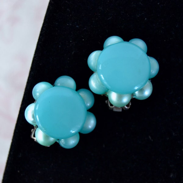 Boucles d’oreilles vintage Clip-On Flower avec perles Moonglow en plastique bleu