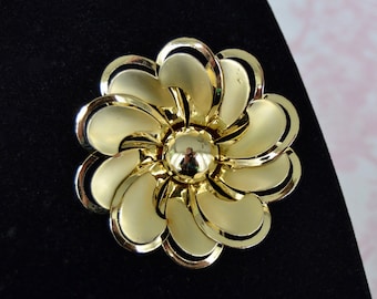 Vintage Flower Brooch Made of Gold Tone Metal in Shiny and Matte