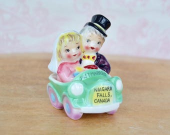 Vintage Bride and Groom Just Married Shaker Set Niagara Falls Canada