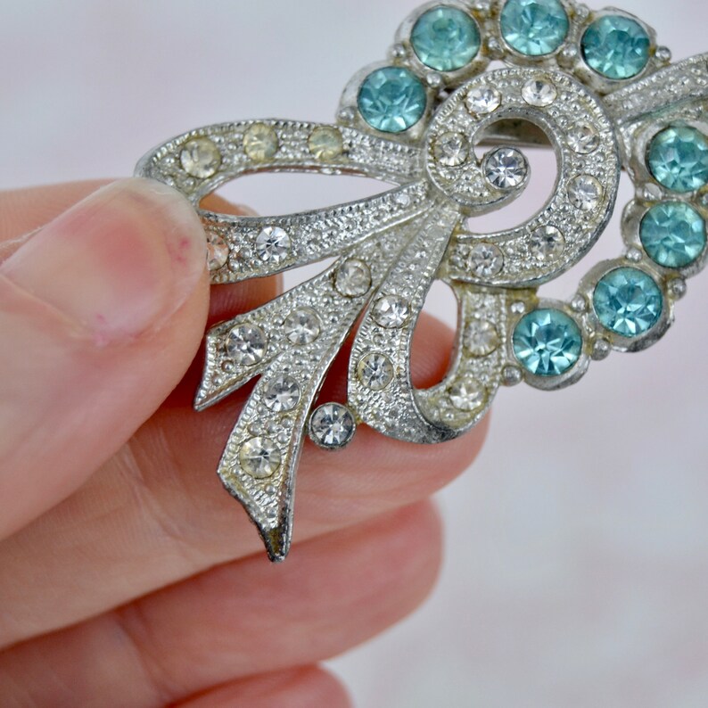 Vintage Bow Brooch with Clear and Blue Rhinestones Mades of Pot Metal image 5