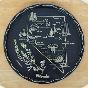 Plateau vintage souvenir du Nevada avec carte, armoise et attractions