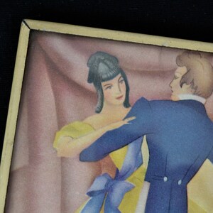 K&ouml;nnte beinhalten: Eine Vintage-Illustration eines tanzenden Paares. Die Frau tr&auml;gt ein gelbes Kleid mit einer blauen Sch&auml;rpe und der Mann tr&auml;gt einen blauen Anzug. Der Hintergrund ist zartrosa.