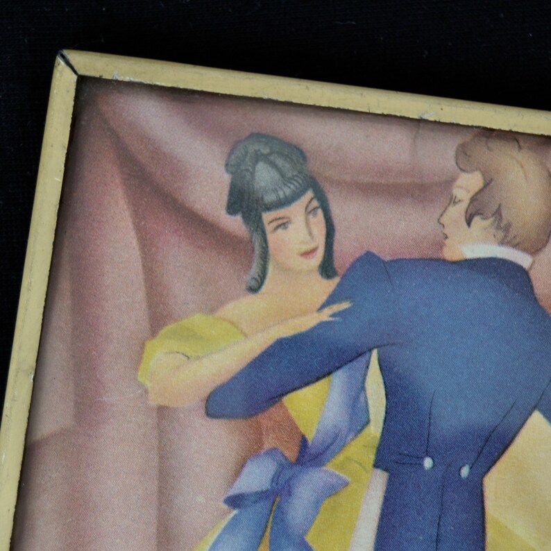 K&ouml;nnte beinhalten: Eine Vintage-Illustration eines tanzenden Paares. Die Frau tr&auml;gt ein gelbes Kleid mit einer blauen Sch&auml;rpe und der Mann tr&auml;gt einen blauen Anzug. Der Hintergrund ist zartrosa.