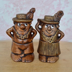 Vintage Tiki Hawaii Tourist Ceramic Salt and Pepper Shakers by Treasure Craft Made in USA Bild 1