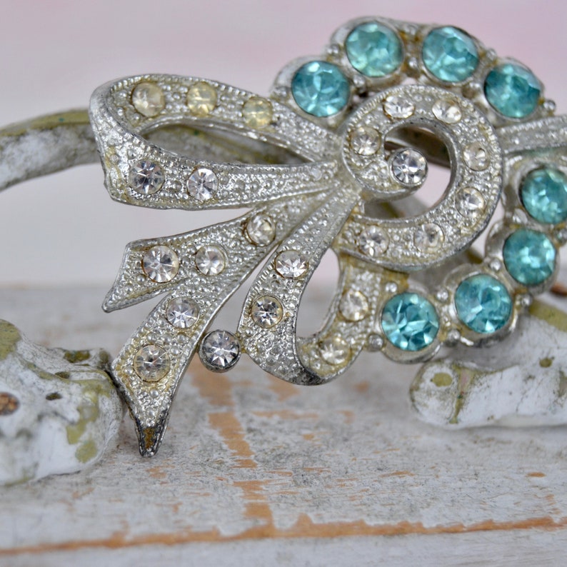 Vintage Bow Brooch with Clear and Blue Rhinestones Mades of Pot Metal image 3