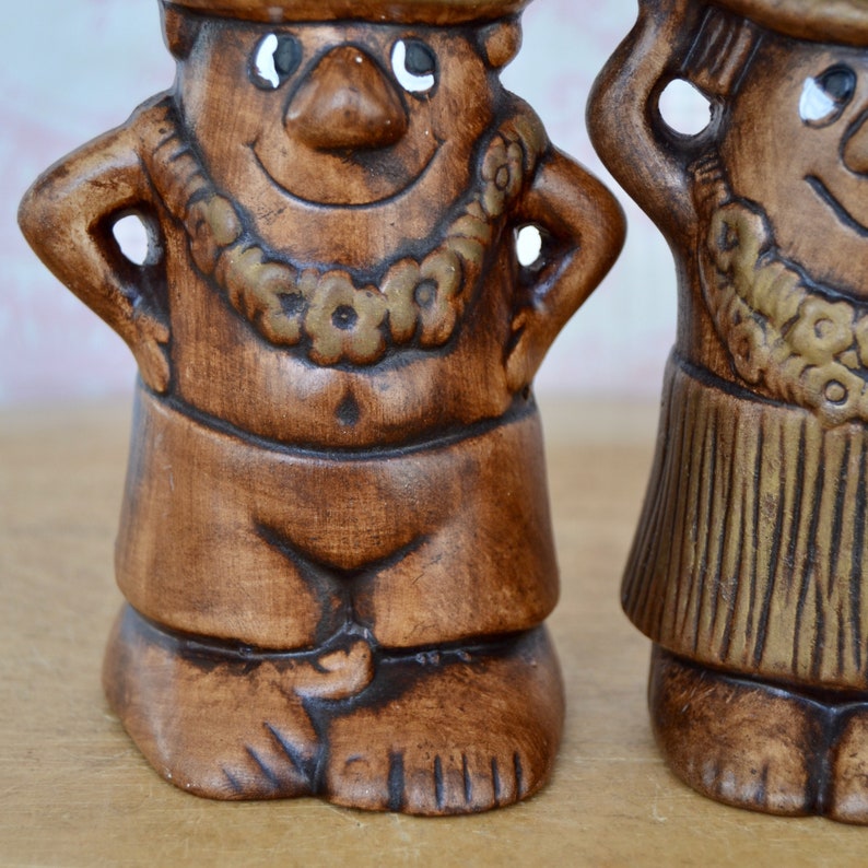 Vintage Tiki Hawaii Tourist Ceramic Salt and Pepper Shakers by Treasure Craft Made in USA Bild 3