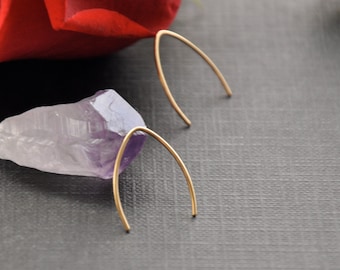 Orecchini minimalisti con filo ad arco riempito in oro 14k