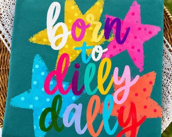 Born To Dilly Dally PNG 編集可能 | レトロ プレッピー クォート PNG | トレンディでカラフルな夏の昇華デザイン | ガーリー T シャツ PNG | dilly dally png