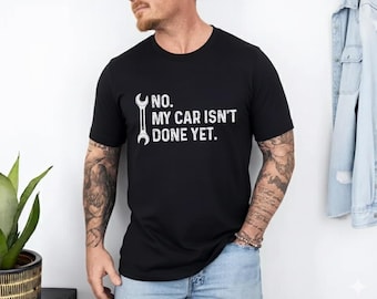 いいえ、私の車はまだ完成していません svg png、面白いメカニックTシャツ、車はまだ準備ができていませんTシャツ、車好きへのギフト、誕生日Tシャツ、夫、父親、お父さんへのギフト、マッスルカー