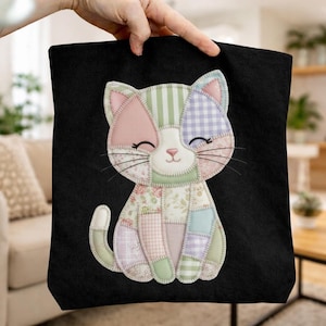 Peut inclure: Sac fourre-tout noir avec un motif de chat en patchwork. Le chat est composé de tissus pastel, notamment des motifs roses, verts et bleus. Le chat a les yeux fermés et une expression souriante. Le sac est tenu par une main.