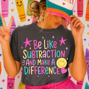 Sii come la sottrazione e fai la differenza png, Insegnante di matematica divertente png, Design per maglietta da insegnante, Ritorno a scuola, Insegnante preppy, Regalo per insegnante di matematica