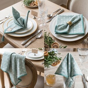 Puede incluir: Una mesa elegantemente puesta con platos blancos, bordes dorados y servilletas turquesas estampadas. Cubiertos plateados, copas de agua y tarjetas de sitio completan la escena. Las servilletas tienen un diseño geométrico.