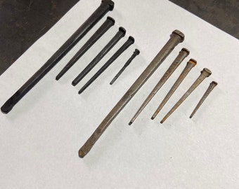 Clavos cuadrados de hierro forjado de más de 170 años de antigüedad en 2 acabados.