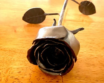 Rosa forjada a mano