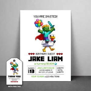 Puede incluir: Una invitación de cumpleaños blanca con un gráfico pixelado de un personaje montado en un pollo, sosteniendo una espada y globos. La invitación incluye el texto "You are Invited!" y los detalles de la fiesta para el séptimo cumpleaños de Jake Liam.