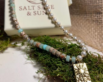 Handgemachte Jaspis Edelsteinkette mit Gold Anhänger & Faux Perlen