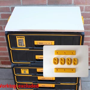 Könnte beinhalten: Eine weiße Keramiktasse mit schwarzem Henkel und dem Text "But First, Coffee" in fetter, schwarzer Schrift. Die Tasse steht vor einem neutralen Hintergrund, der ihr schlichtes Design hervorhebt.