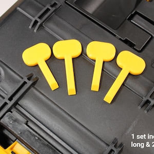 Peut inclure: Panneau en bois fait à la main avec le mot "Welcome" écrit dans une police fantaisiste. Il présente un fond blanc vieilli et un cadre marron foncé, idéal pour une porte d'entrée ou un couloir.